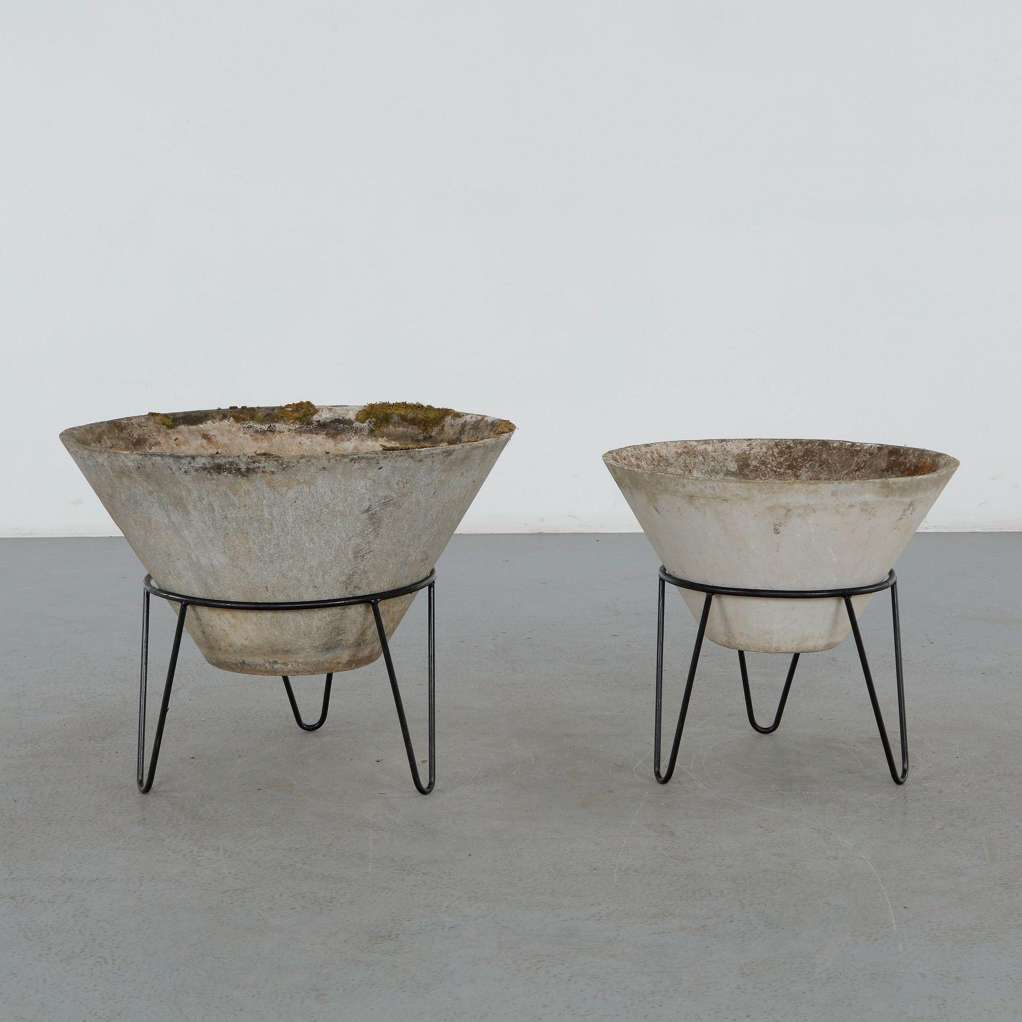 Willy Guhl, Pair of Medium and Large Conical Planters on Stands, 1960s