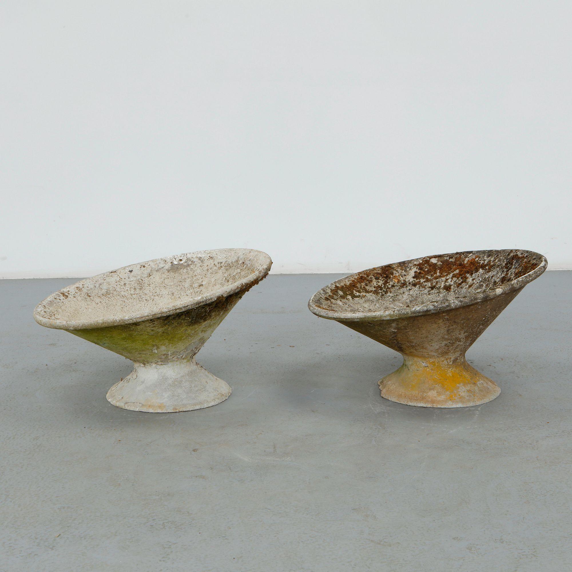 Willy Guhl, Pair of Short Off-Kilter Planters, 1960s
