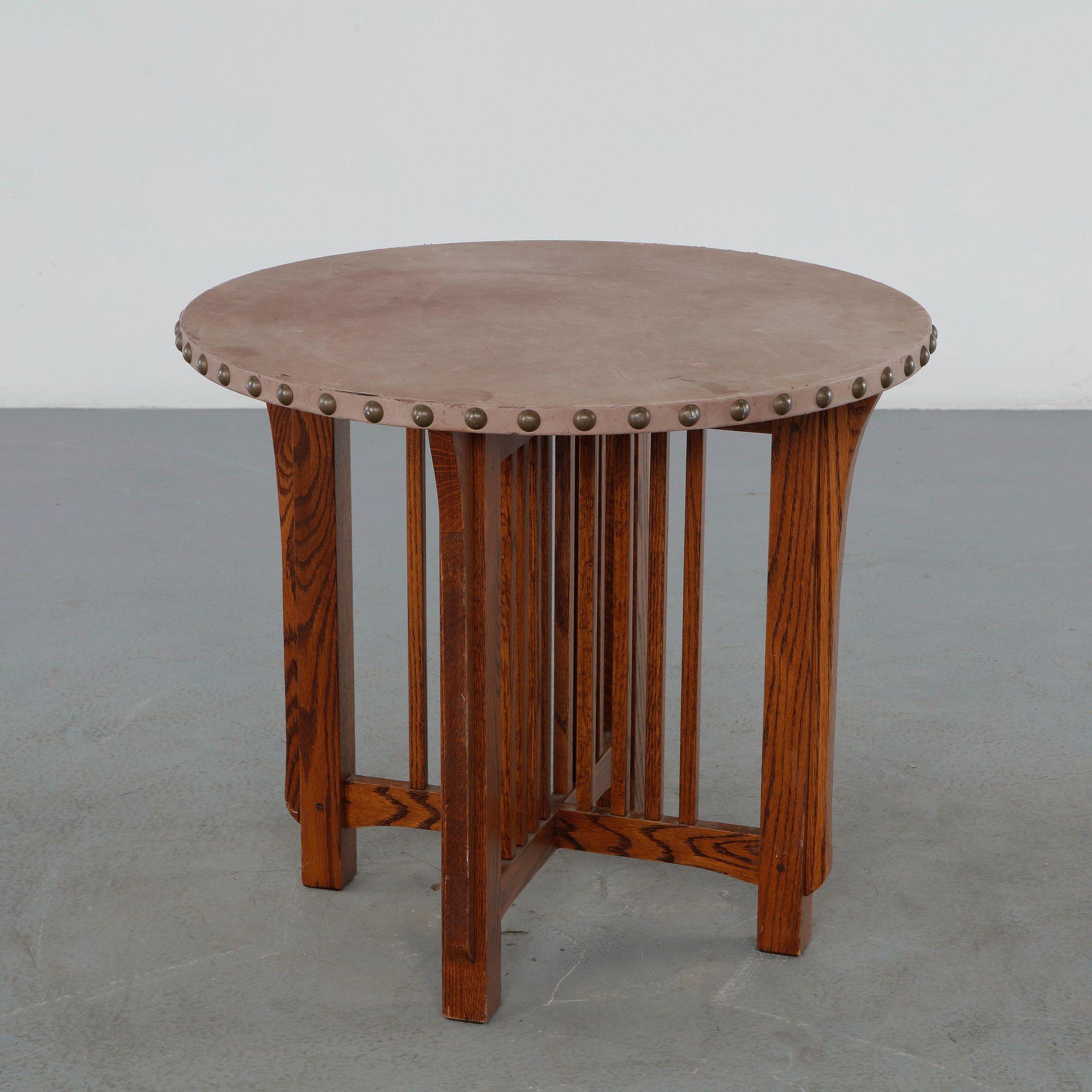 Arts and Crafts Oak Round Table in the style of Frank Lloyd Wright