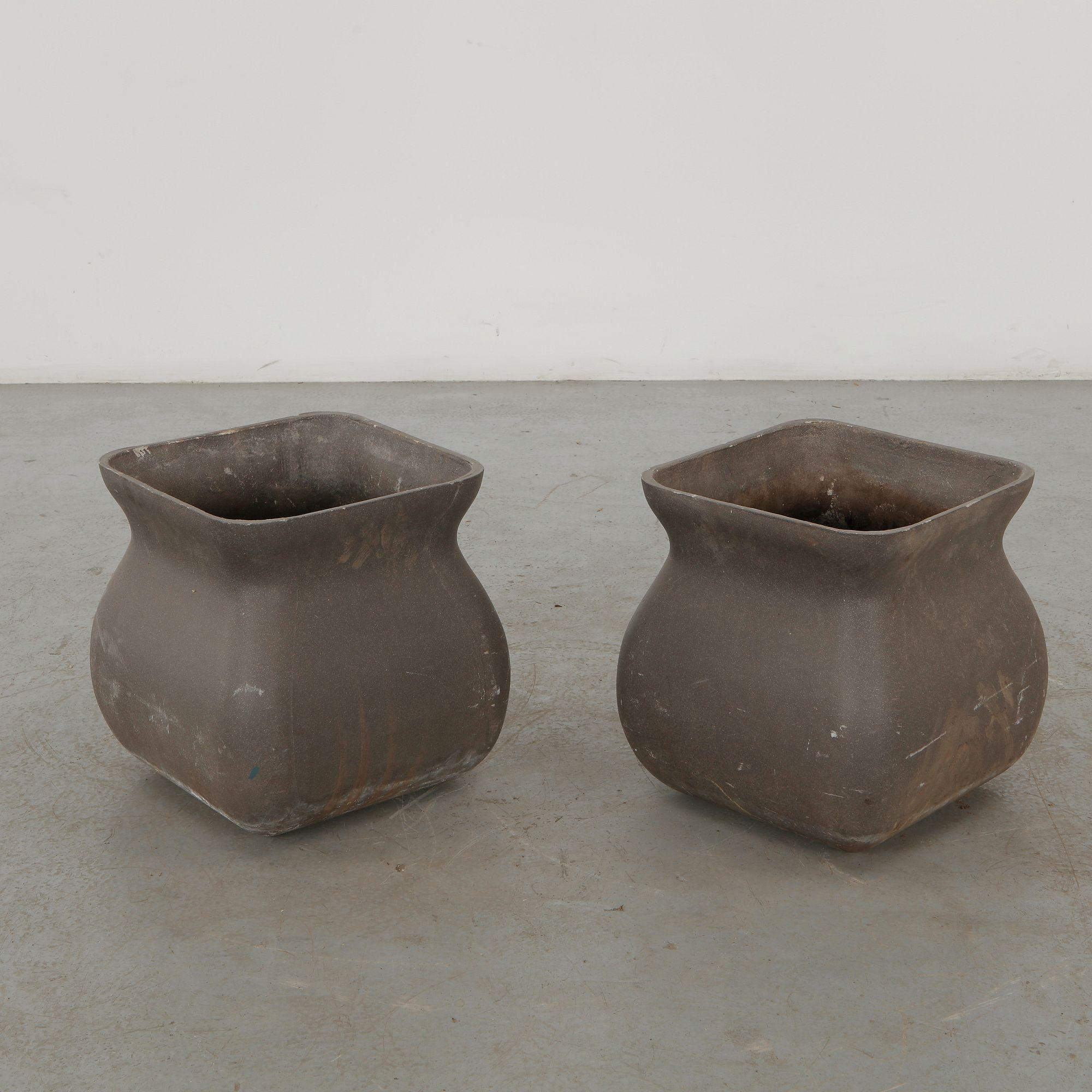 Wily Guhl, Pair of Sculptural Concrete Planters with Bulbous Forms, 1960s